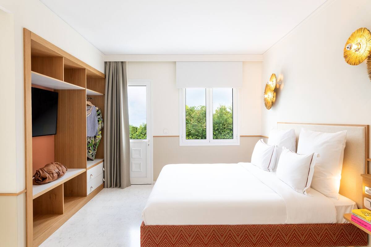 Pillowtop beds, desk, soundproofing, WiFi (free)