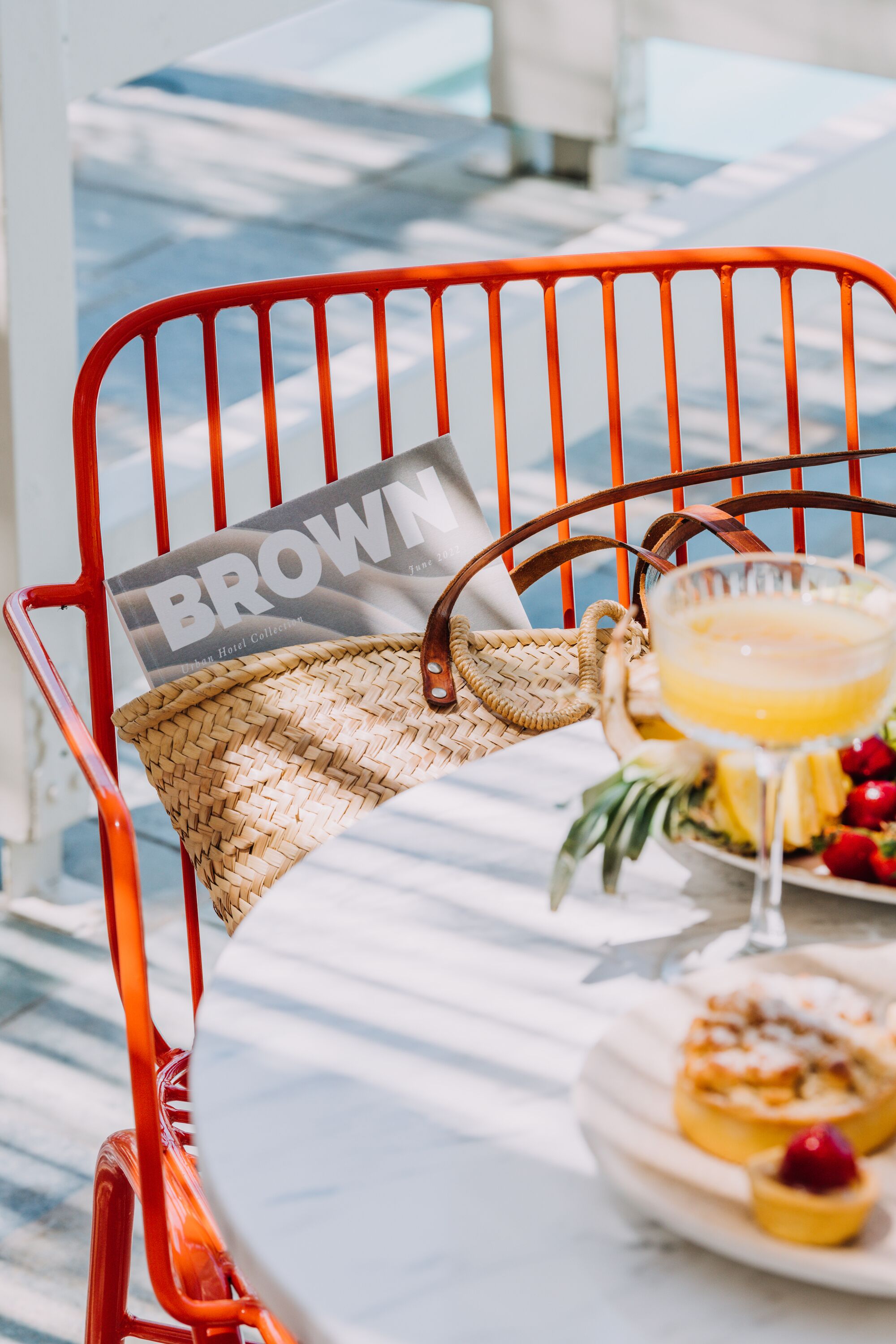Una silla roja con una cesta tejida y un letrero que dice 'BROWN'.