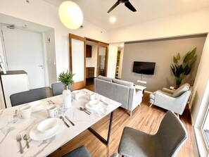 Superior Apartment, 2 Bedrooms, City View | In-room dining