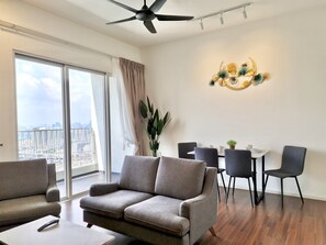 ซูพีเรียอพาร์ทเมนท์, 2 ห้องนอน, วิวเมือง | ห้องนั่งเล่น | สมาร์ททีวี 45 นิ้ว พร้อมช่องเคเบิล, ทีวี