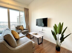 スーペリア アパートメント 3 ベッドルーム シティビュー | リビングルーム | 45 インチのスマートテレビ (ケーブル放送視聴可)、テレビ