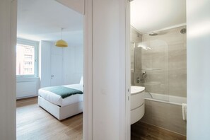 Ein Schlafzimmer mit einem Bett, einem Nachttisch und einer Hängelampe.