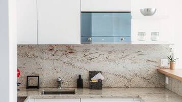 Jääkaappi, mikroaaltouuni, uuni, liesi