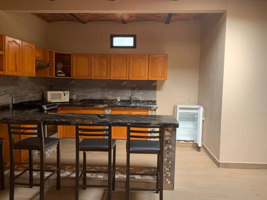 Standaard suite | Een minibar, een strijkplank/strijkijzer, gratis wifi, beddengoed
