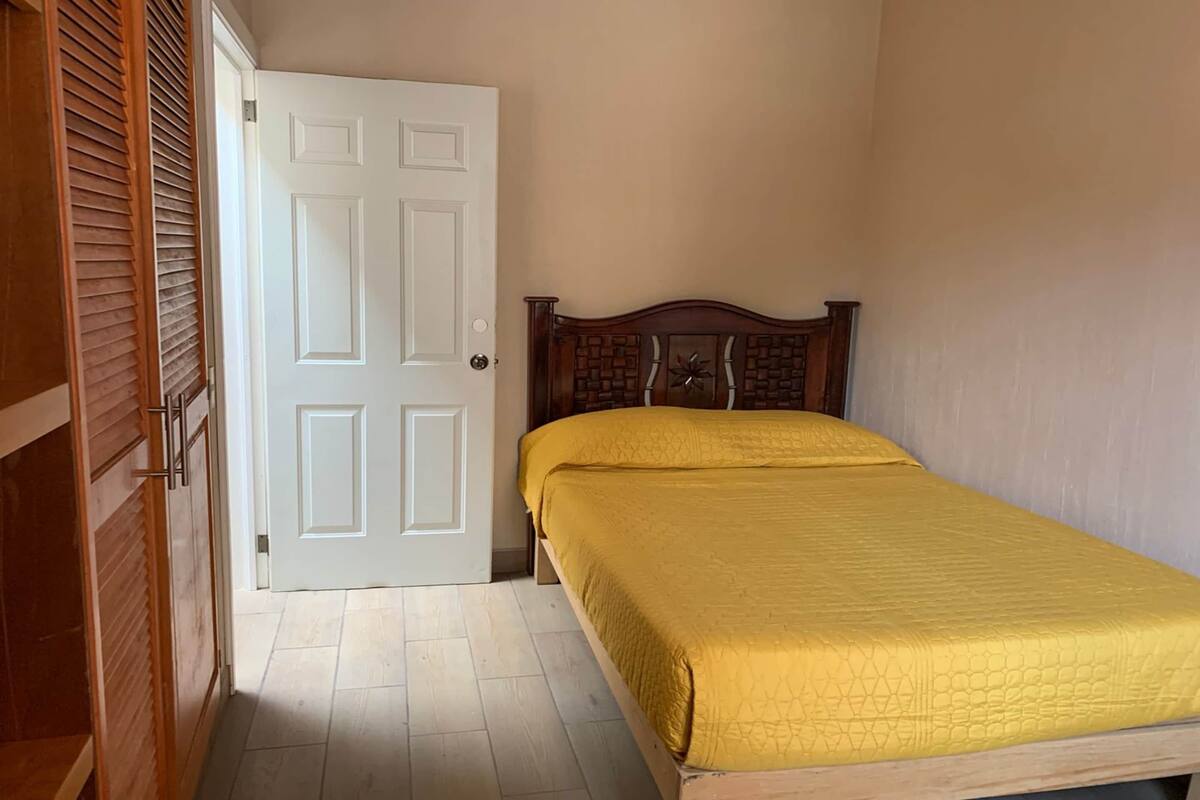 Minibar, iron/ironing board, free WiFi, bed sheets