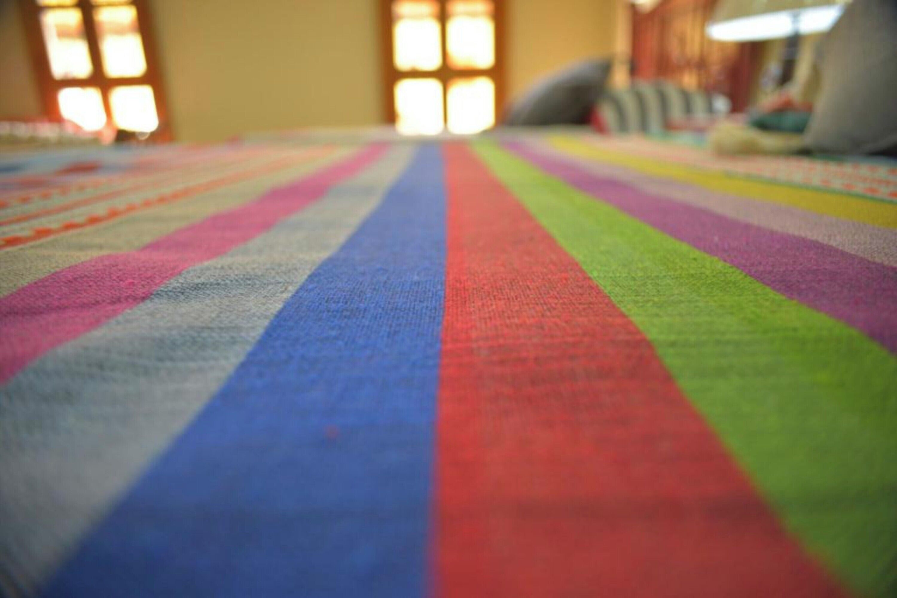 Alfombra a rayas con un fondo desenfocado.