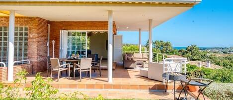 تناول الطعام بالخارج