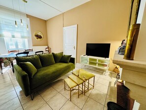 Télévision, cheminée, baby-foot, livres