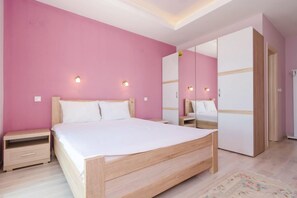 3 chambres, fer et planche à repasser, Wi-Fi gratuit, draps fournis