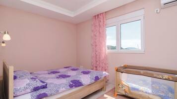 3 bedrooms, iron/ironing board, free WiFi, bed sheets