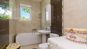 Family Villa, Multiple Bedrooms, Mountainside (Pool Villa Panorama Mojdež) | Bilik Mandi | Gabungan pancuran/tab mandi, pengering rambut, bidet, tuala disediakan