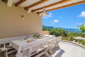 Villa familiar, varias habitaciones, junto a la montaña (Pool Villa Panorama Mojdež) | Restaurante al aire libre