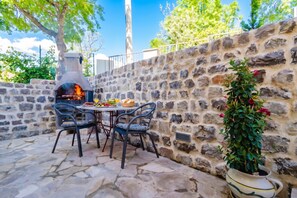 Familjevilla - flera sovrum - intill bergen (Pool Villa Panorama Mojdež) | Restaurang utomhus