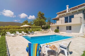 Villa familiar, varias habitaciones, junto a la montaña (Pool Villa Panorama Mojdež) | Alberca | Alberca al aire libre por temporada 