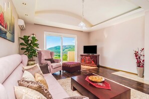 Villa Familiale, plusieurs chambres, côté montagne (Pool Villa Panorama Mojdež) | Coin séjour
