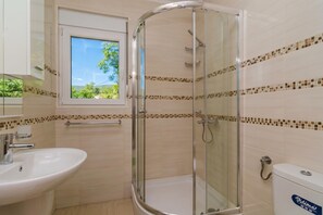 Villa familiar, varias habitaciones, junto a la montaña (Pool Villa Panorama Mojdež) | Baño | Tina con regadera, secadora de cabello, bidet, toallas 