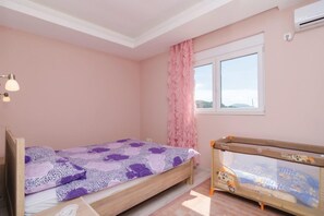 Familievilla - flere soveværelser - ved bjerg (Pool Villa Panorama Mojdež) | 3 soveværelser, strygejern/strygebræt, gratis Wi-Fi, sengetøj