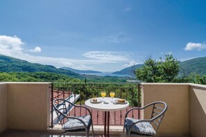Villa familiale, plusieurs chambres, côté montagne (Pool Villa Panorama Mojdež) | Restauration en plein air