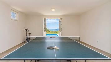 Family Villa, Multiple Bedrooms, Mountainside (Pool Villa Panorama Mojdež) | Bahagian dalam