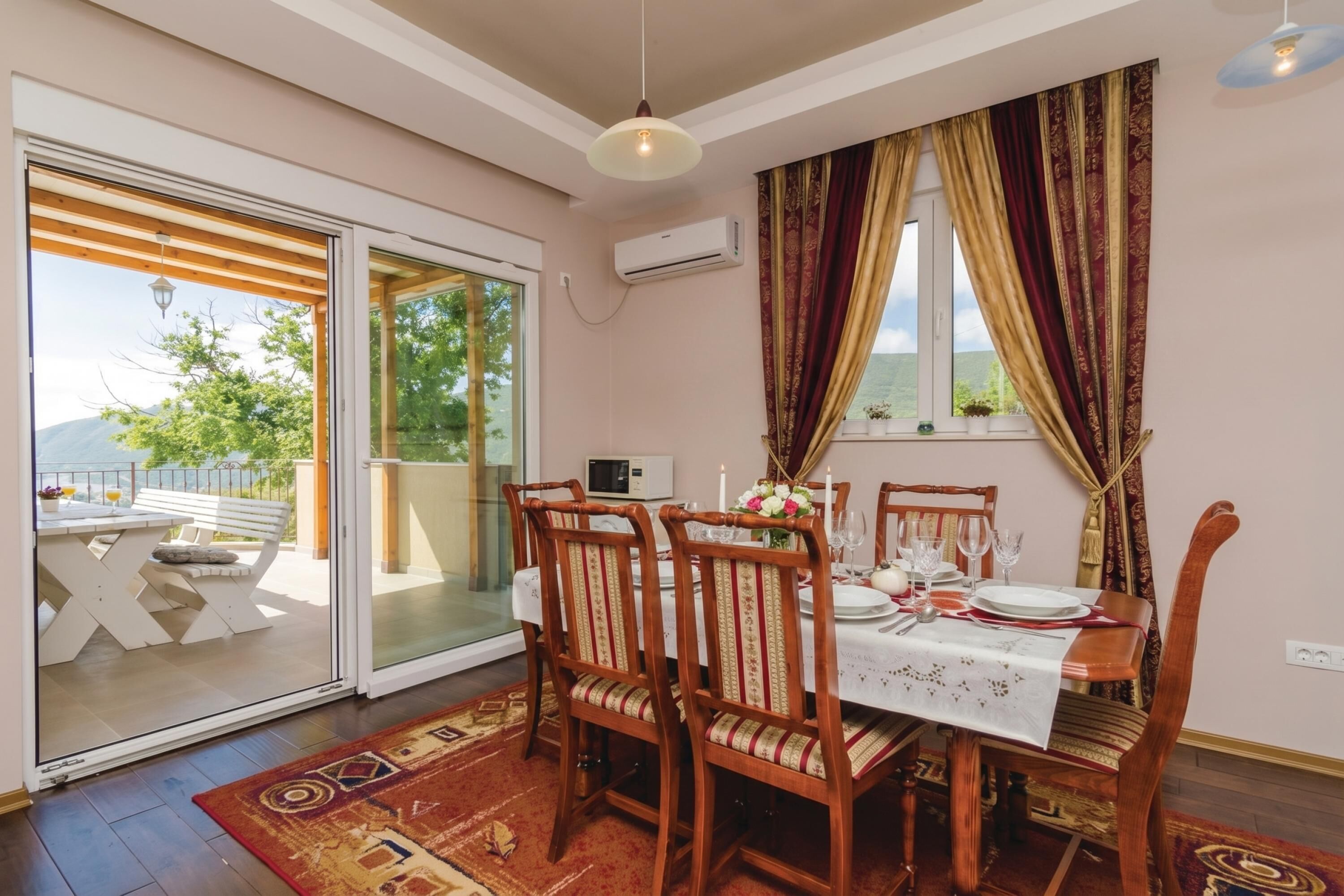 Vila Keluarga, beberapa kamar, tepi gunung (Pool Villa Panorama Mojdež) | Tempat makan