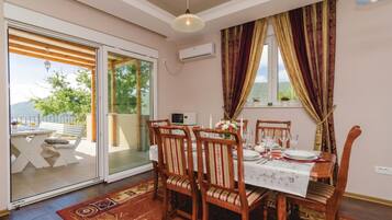 Vila Keluarga, beberapa kamar, tepi gunung (Pool Villa Panorama Mojdež) | Tempat makan