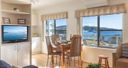 Blue Vista 8 13 Victoria Parade - Studio with air con and spectacular views