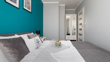 1 Schlafzimmer, Schreibtisch, Bügeleisen/Bügelbrett, Reisekinderbett