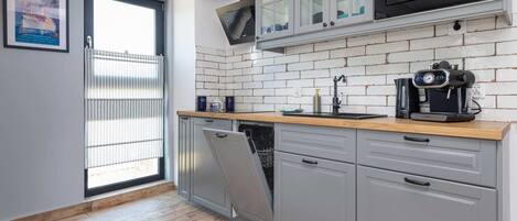 Fridge, microwave, stovetop, dishwasher