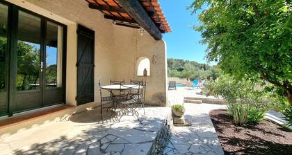 Villa avec piscine au coeur des oliviers