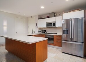 Een koelkast, een magnetron, een oven, een kookplaat