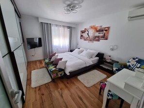 3 bedrooms, in-room safe, desk, iron/ironing board