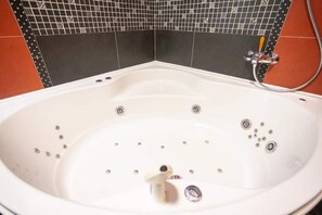Combined shower/bathtub, jetted bath, hair dryer, towels
