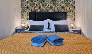 1 quarto, ferros/tábuas de passar roupa, berço de viagem
