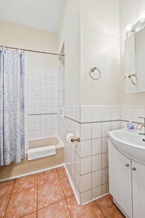 A bathroom with a shower, a sink, and a mirror. - Stunning 3 BR in prime Chicago location (Chicago)