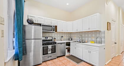 Stunning 3 BR in prime Chicago location