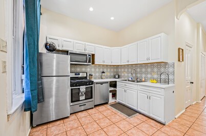 Stunning 3 BR in prime Chicago location