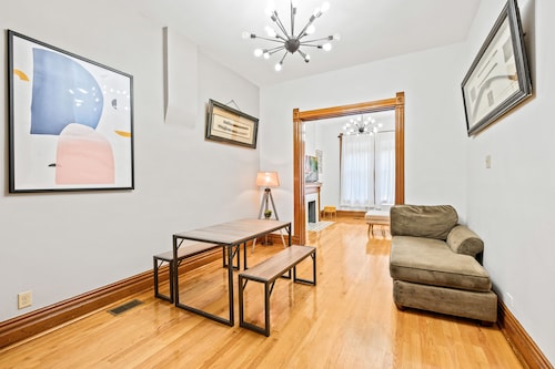 Stunning 3 BR in prime Chicago location