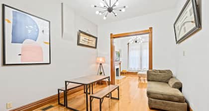 Stunning 3 BR in prime Chicago location