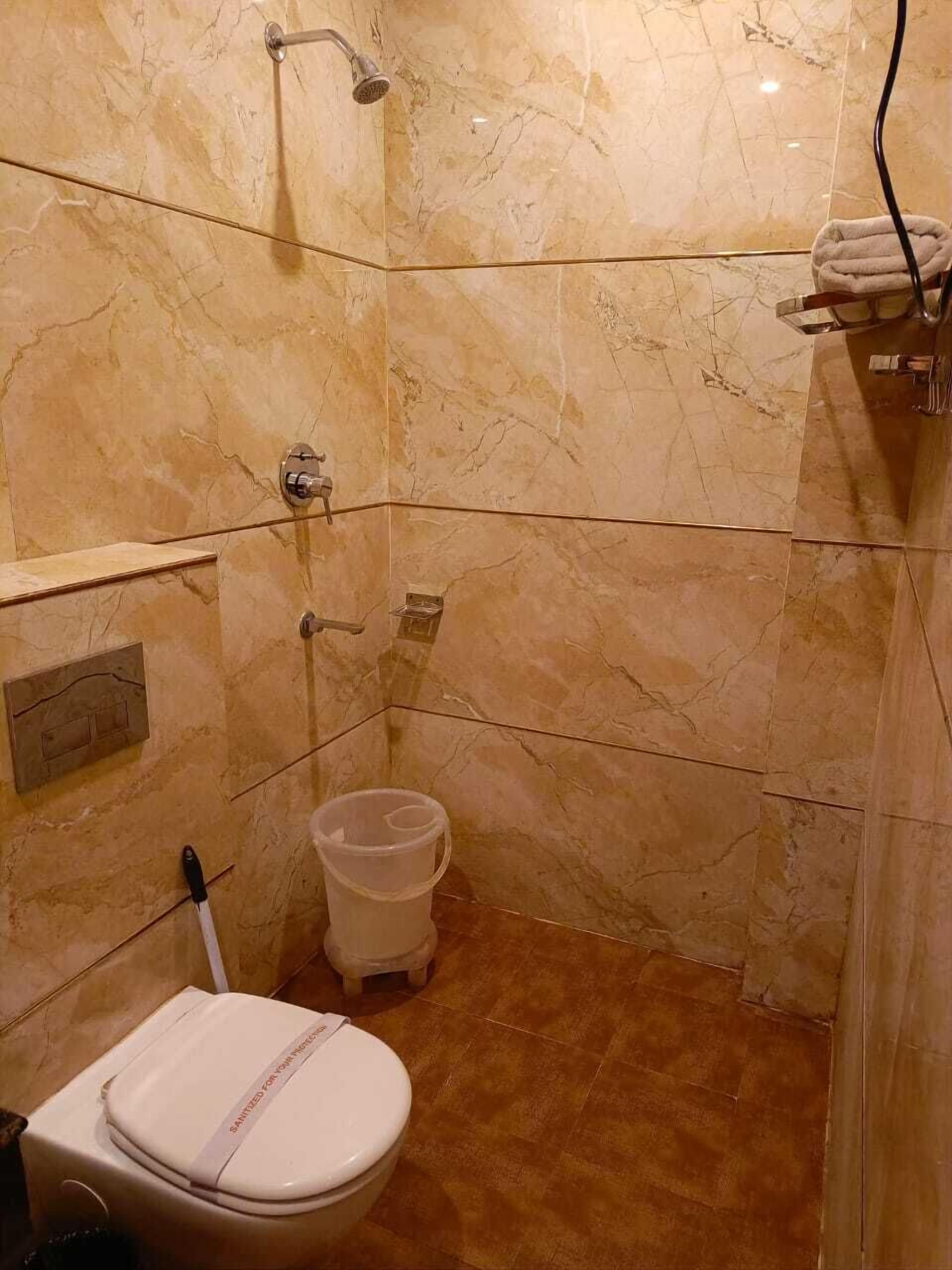 Premium Room | Bathroom | Shower, free toiletries, slippers, towels
