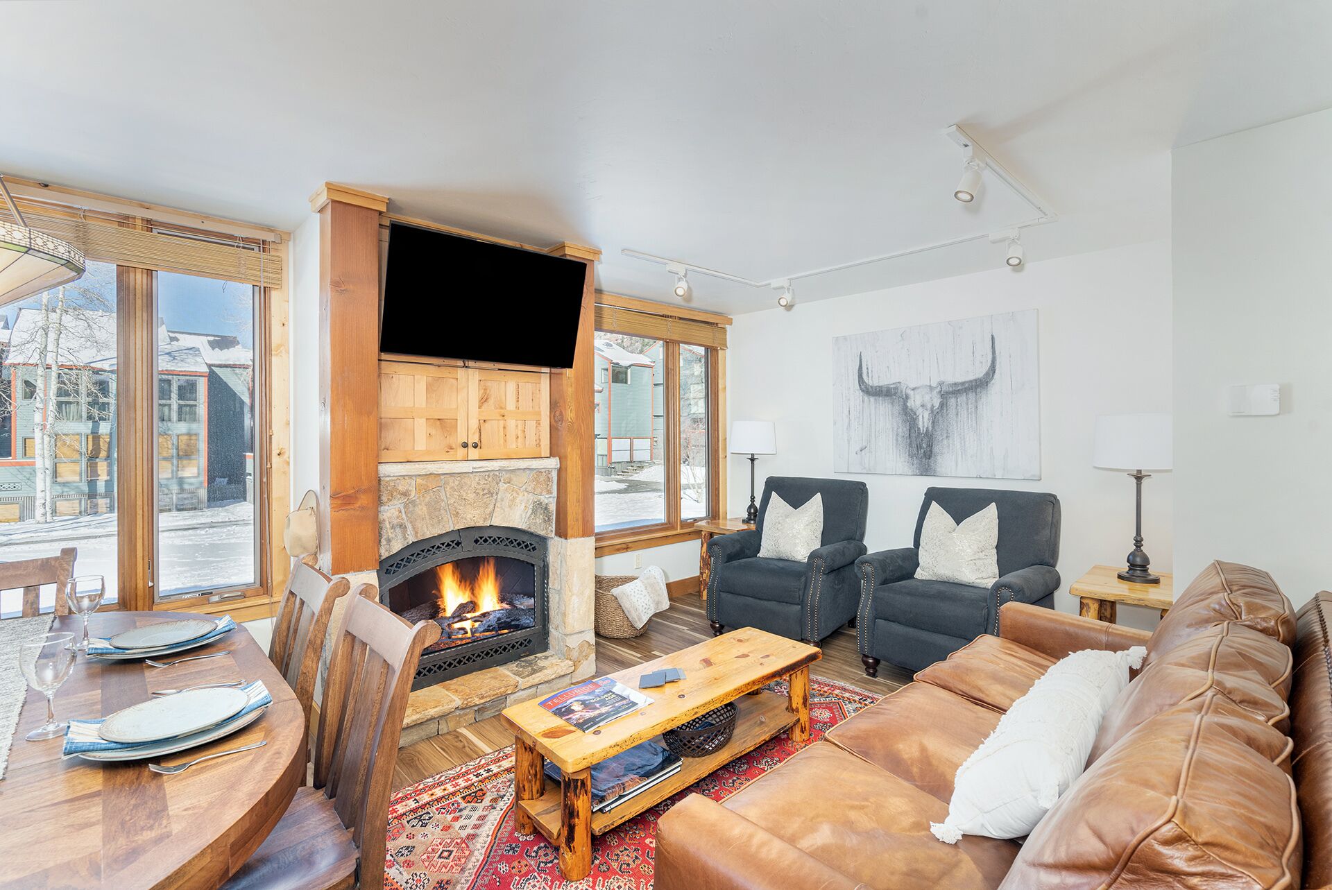 Private Deck, Convenient & Comfy with Fireplace & Hot Tub Access