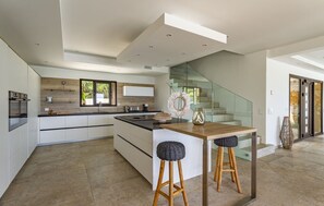 Een koelkast, een oven, een kookplaat, een vaatwasser