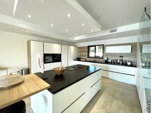 Réfrigérateur, four, plaque de cuisson, lave-vaisselle