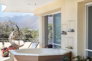Club Condo | Private spa tub