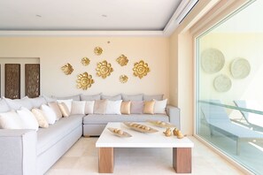 Club Condo | Living area