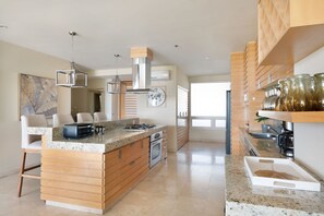 Club Condo | Private kitchen | Fridge, microwave, oven, stovetop