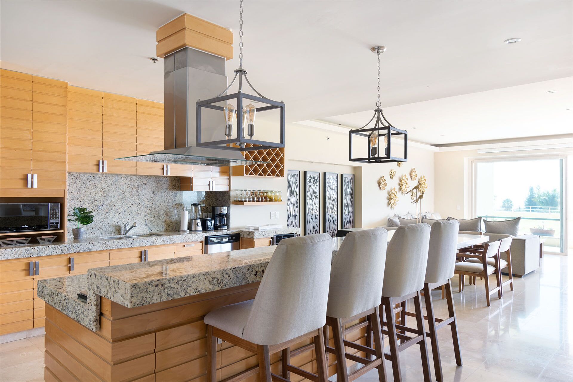 Condo Club | Cocina privada | Refrigerador, microondas, horno y parrilla de estufa 