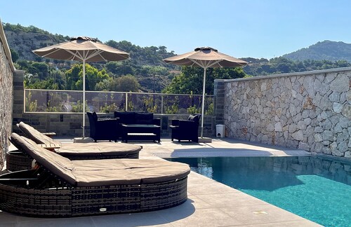 Ariadne MountainView Suite