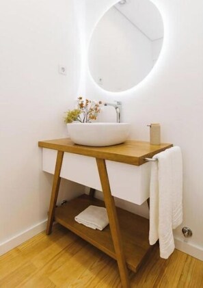 Ducha, secador de pelo, toallas, papel higiénico