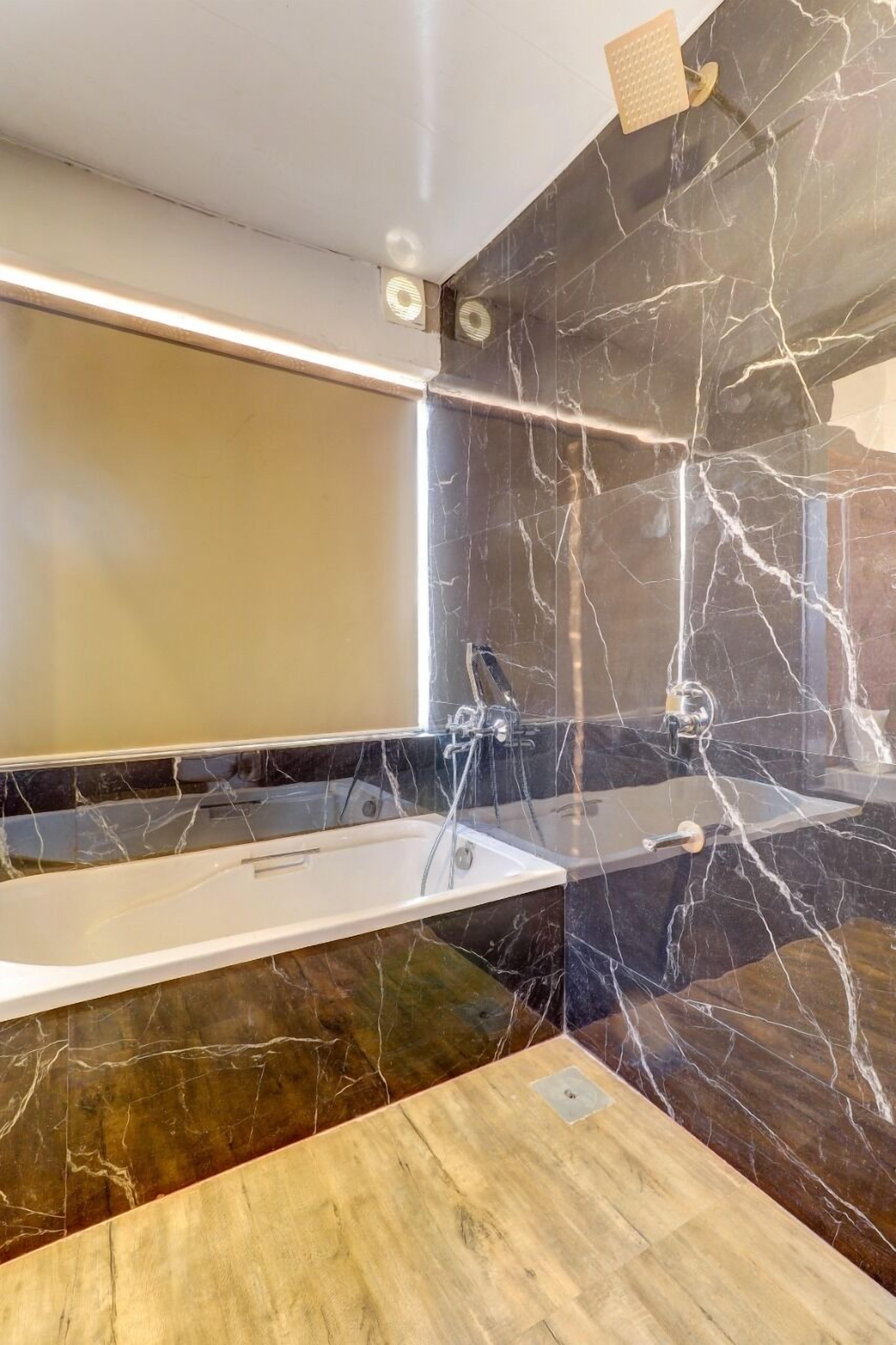 Luxury Room | Bathroom | Shower, rainfall showerhead, towels