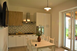Fridge, oven, stovetop, coffee/tea maker